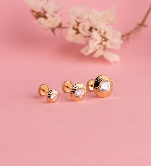18K Pendientes Oro Amarillo Redondos Orla Tallada Circonita. Medida: 7Mm Cierr Tuerca