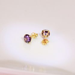 18K Pendientes Oro Amarillo Redondos Piedra Color Amatista 6 Mm. Cierre Presion