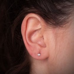 18K Pendientes Oro Blanco 4 Garras Con Circonita. Ancho: 3 Mm Cierre Tuerca