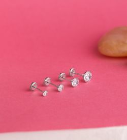 18K Pendientes Oro Blanco 4 Garras Con Circonita. Ancho: 4 Mm Cierre Tuerca