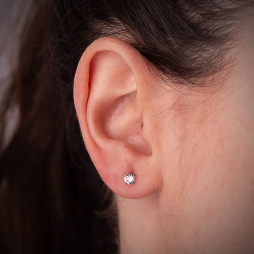 18K Pendientes Oro Blanco 4 Garras Con Circonita. Ancho: 4 Mm Cierre Tuerca