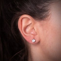 18K Pendientes Oro Blanco 4 Garras Con Circonita. Ancho: 6 Mm Cierre Presion