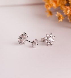 18K Pendientes Oro Blanco Cuajo Con 18 Diamantes 1,00 Qtes, G-Vs2. 9X9 Mm. Cierre Presion