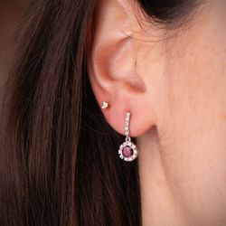 18K Pendientes Oro Blanco Rubi 4Mm - 0,56 Qtes Y Circonitas. 18 X 7,5 Mm. Cierre Presion