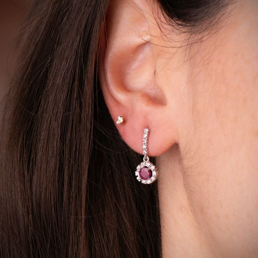 18K Pendientes Oro Blanco Rubi 4Mm - 0,56 Qtes Y Circonitas. 18 X 7,5 Mm. Cierre Presion