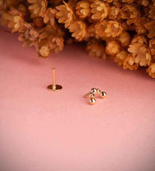 18K Piercing De Oreja Oro Amarillo Arco Con Circonitas Y Bolas. Grueso Barra 1.20 Mm. Medida: 8 X 4,5 Mm. Cierre Tuerca