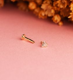 18K Piercing De Oreja Oro Amarillo Circonita Triangulo 3,5 X 3,5 Mm. Grueso Barra 1.20 Mm. Cierre Tuerca