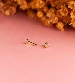 18K Piercing De Oreja Oro Amarillo Corazon 3X3 Mm Con Circonita. Grueso Barra 1.20 Mm. Cierre Tuerca