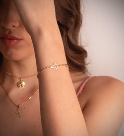 18K Pulsera Oro Amarillo Silueta Virgen Rocio 14X11 Mm Con Circonitas Rosas Y Azules. Largo: 15 3 Cm