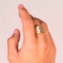 18K Sello Oro Amarillo Caballero Tallado Hueco. Zona Grabado: 18X16 Mm