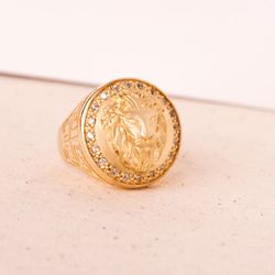 18K Sello Oro Amarillo Leon Con Circonita Lateral Greca Ancho 19 Mm