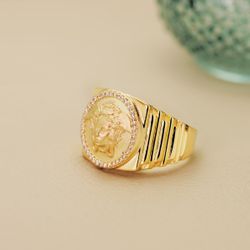 18K Sello Oro Amarillo Medusa Con Circonita Lateral Escalonado Ancho 19 Mm