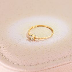 18K Sortija Oro Amarillo 6 Diamantes 0.030Qts. G-Vs2 Aguamarina 3X3Mm Cuerpo 1Mm