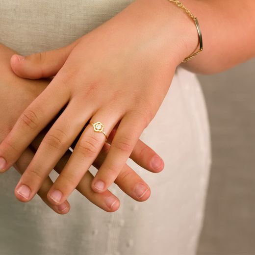 18K Sortija Oro Amarillo Comunion Flor Y Circonita 8X8 Mm. Ancho Cuerpo: 1 Mm