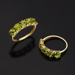 18K Sortija Oro Amarillo Con 5 Olivinas Naturales 2,87 Qts. Ancho Piedras 5 Mm