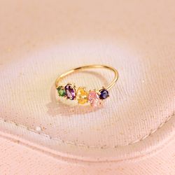 18K Sortija Oro Amarillo Con 5 Piedras De Color. Ancho Cuerpo: 1
