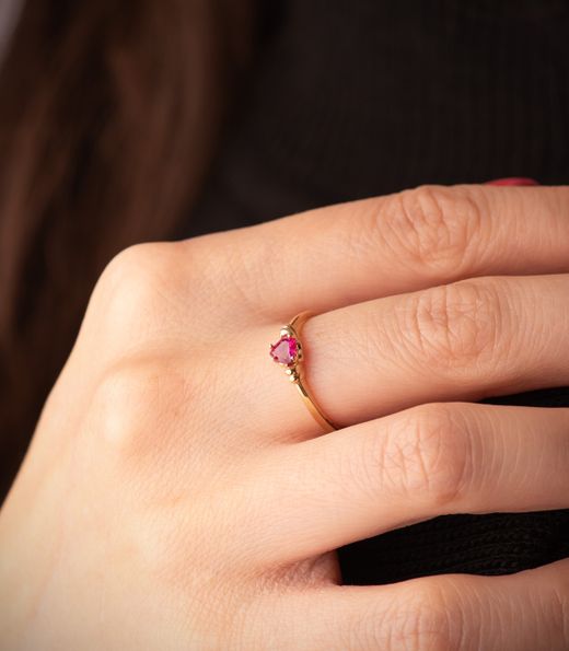 18K Sortija Oro Amarillo Corindon Reconstruido Corazon Rubi 4X4 Mm Con Gallones.