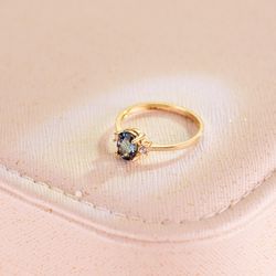 18K Sortija Oro Amarillo Piedra Azul Blue London 7 X 5Mm Y Circonita Laterales