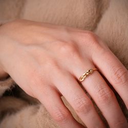 18K Sortija Oro Bicolor Con Tres Eslabones Lisos Y Circonitas. Ancho: 4 Mm
