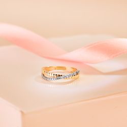 18K Sortija Oro Bicolor Estriado Banda Con Circonitas. Ancho: 3Mm