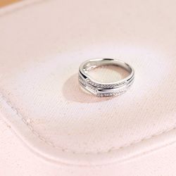 18K Sortija Oro Blanco 38 Diamantes Talla Brillante 0.130 Qts. Ancho: 7Mm