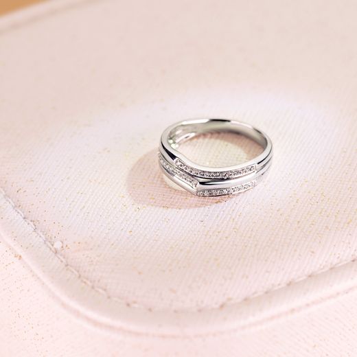 18K Sortija Oro Blanco 38 Diamantes Talla Brillante 0.130 Qts. Ancho: 7Mm