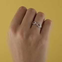 18K Sortija Oro Blanco Calada Con Circonitas. Ancho: 6 Mm
