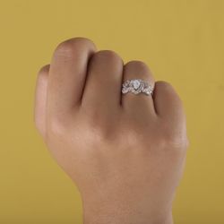 18K Sortija Oro Blanco Con Circonitas Pera. Ancho: 11 Mm