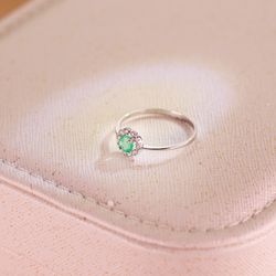 18K Sortija Oro Blanco Con Esmeralda 4Mm Y 0,26 Qtes Y Circonitas. Cuajo 7 X 7 M