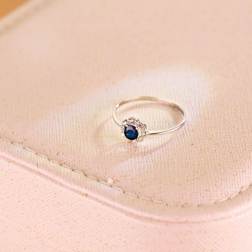 18K Sortija Oro Blanco Con Zafiro 4Mm Y 0,26 Qtes Y Circonitas. Cuajo 7 X 7 M