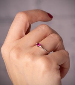 18K Sortija Oro Blanco Corindon Reconstruido Corazon Rubi 4X4 Mm Con Gallones.