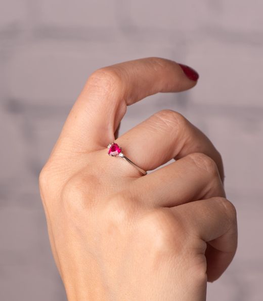 18K Sortija Oro Blanco Corindon Reconstruido Corazon Rubi 5X5 Mm Con Circonitas