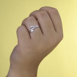 18K Sortija Oro Blanco Cruzada Con Circonitas. Ancho 7 Mm