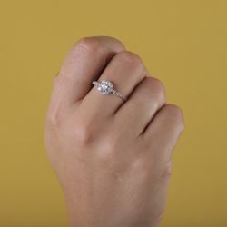 18K Sortija Oro Blanco Cuajo Con Circonitas. Ancho: 8 Mm