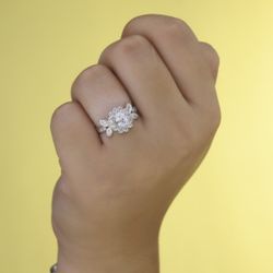 18K Sortija Oro Blanco Cuajo Y Hojas Con Circonitas. Ancho: 11 Mm