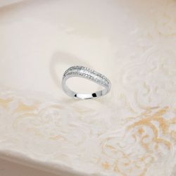 18K Sortija Oro Blanco Diamantes Talla Brillante 0.180 Qts. -0.300 Qts. Ancho: 4Mm
