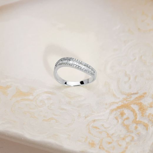 18K Sortija Oro Blanco Diamantes Talla Brillante 0.180 Qts. -0.300 Qts. Ancho: 4Mm
