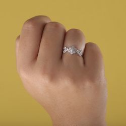 18K Sortija Oro Blanco Flor Con Circonitas. Ancho 7 Mm