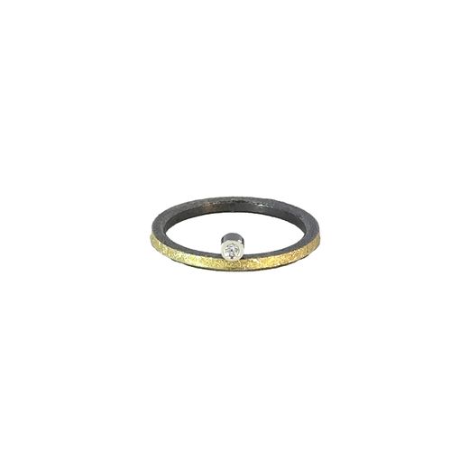 Anillo fabricado en plata oxidada, oro de 18k y brillante de 0.015ct.