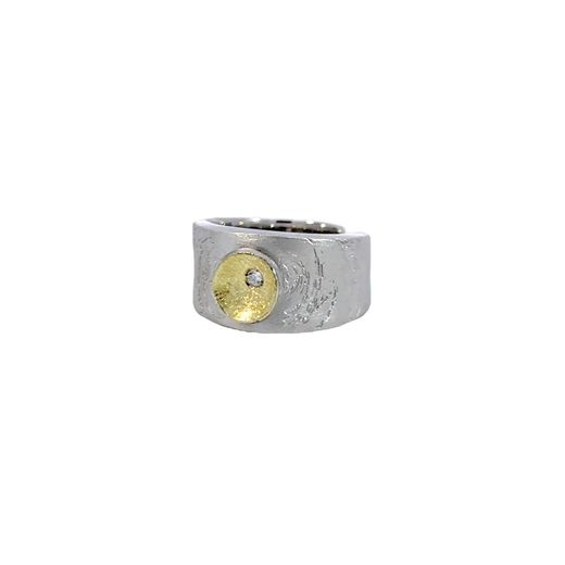 Anillo fabricado en plata rodiada, oro de 18k y brillante de 0.035ct.