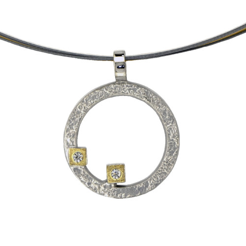 Colgante de 18mm de alto por 18mm de ancho fabricado en plata rodiada, oro de 18k y brillante de 0.030 ct.