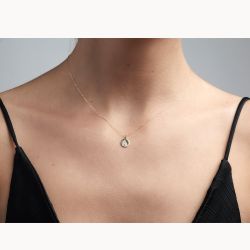 Colllar oro letra brillantes