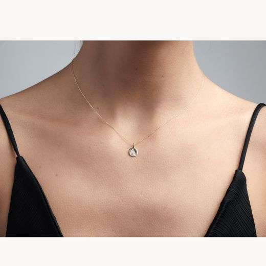 Colllar oro letra brillantes