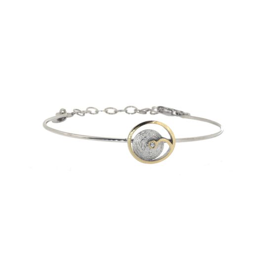 Pulsera fabricada en plata rodiada, oro de 18k y brillante de 0.015 ct. Una pieza moderna que combina con todo.